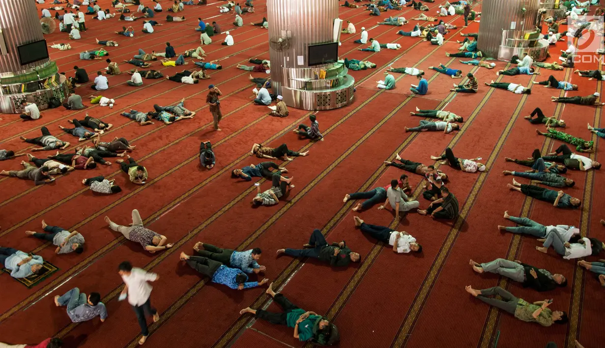 Jamaah beristirahat seusai menjalankan salat Jumat di Masjid Istiqlal, Jakarta, Jumat (2/6). Waktu luang diisi warga dengan membaca Al-quran atau beristirahat di masjid sambil menunggu waktu berbuka puasa. (Liputan6.com/Gempur M Surya)