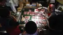 Pedagang melayani pembeli yang sedang mencari bahan-bahan untuk membuat makanan tahun baru atau osechi di Pasar Tsukiji, Tokyo, Jepang, Kamis (26/12/2019). Osechi akan ditata rapi dalam kotak kayu bersusun yang disebut jubako. (AP Photo/Eugene Hoshiko)