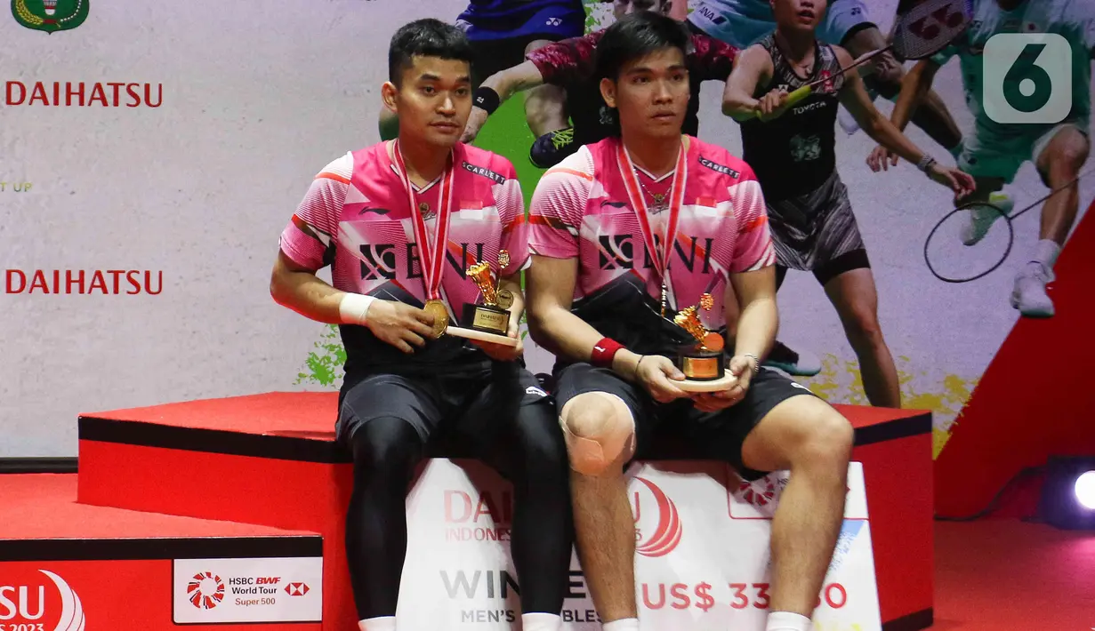 Pebulu tangkis ganda putra Indonesia Leo Rolly Carnando/Daniel Marthin berpose dengan trofi Indonesia Masters 2023 di Istora Senayan, Jakarta Pusat, Minggu (29/1/2023). Leo Rolly Carnando/Daniel Martin keluar sebagai juara Indonesia Masters 2023 seusai mengandaskan pasangan China, He Ji Ting/Zhou Hao Dong dua game langsung dengan skor 21-17, 21-16.  (Liputan6.com/Herman Zakharia)