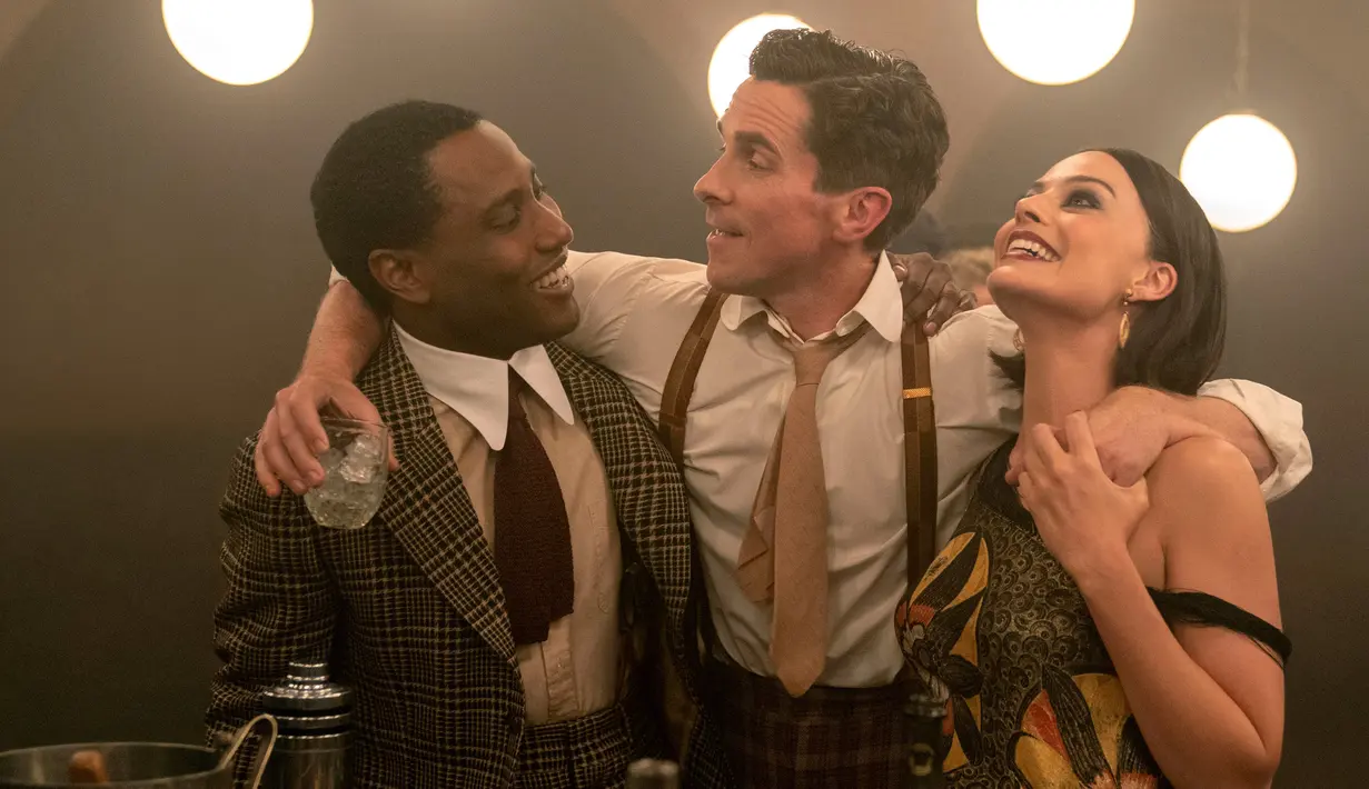 (kiri ke kanan) John David Washington, Christian Bale, dan Margot Robbie dalam sebuah adegan dari film 'Amsterdam'. Film ini memboyong nama-nama besar Hollywood. (Merie Weismiller Wallace/20th Century Studios via AP)