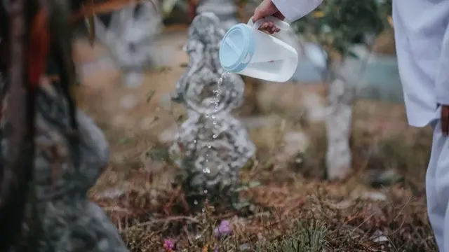 Kisah Bocah Ziarah Ke Makam Ibunya Ini Bikin Sedih