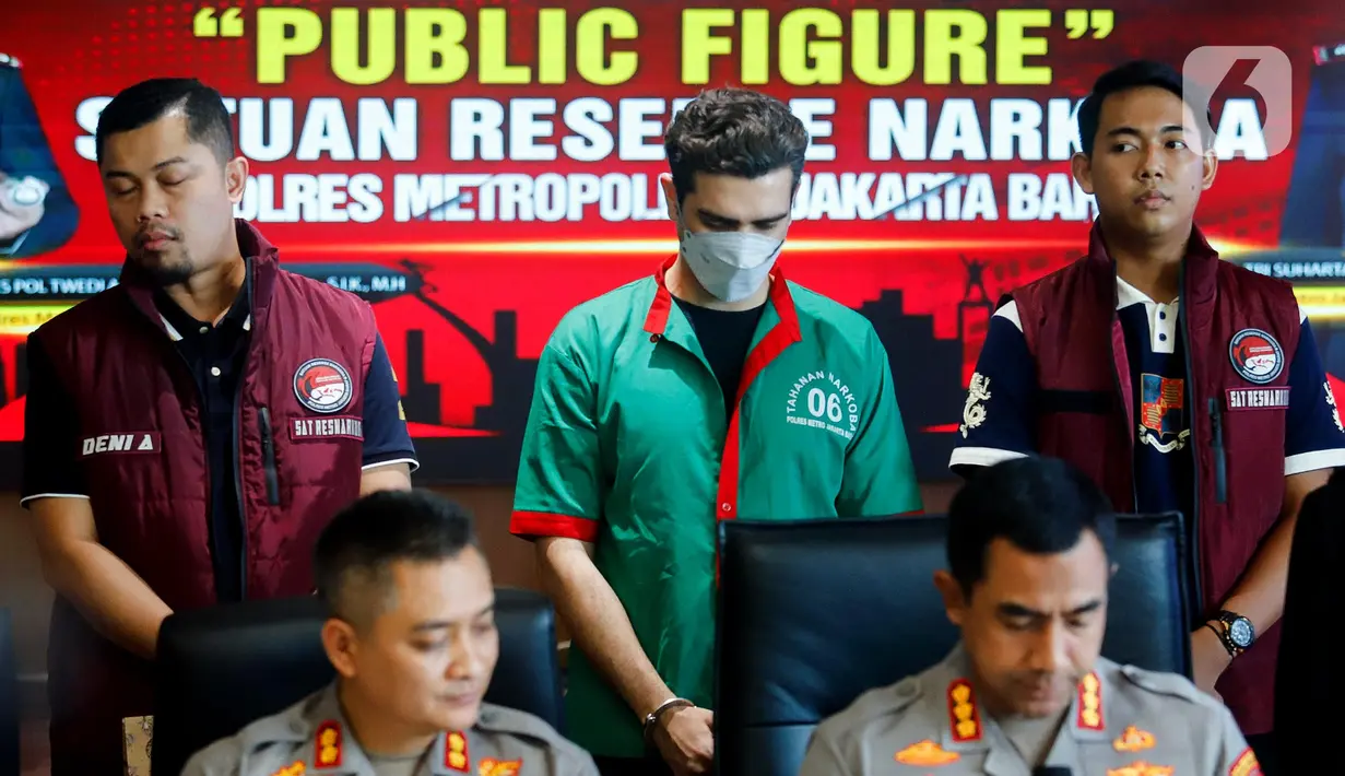 Atas perbuatannya, Fachry Albar dijerat Pasal 111 ayat 1 dan atau Pasal 112 ayat 1 UU Nomor 35 Tahun 2009 tentang Narkoba serta Pasal 62 UU Nomor 5 Tahun 1997 tentang Psikotropika dengan maksimal hukuman 12 tahun penjara. (Liputan6.com/Herman Zakharia)