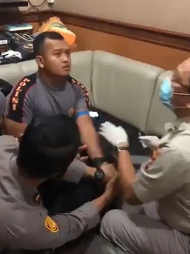 Viral Reaksi Lucu Polisi Ketakutan Saat Disuntik