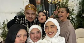 Nabila Taqiyyah jadi salah satu penyanyi yang sadir langsung ke Surabaya untuk pernikahan sahabatnya, Salma Salsabil dan Dimansyah. Nabila tampil serba dengan gaya tradisional modern. [@nabilataqiyyah]
