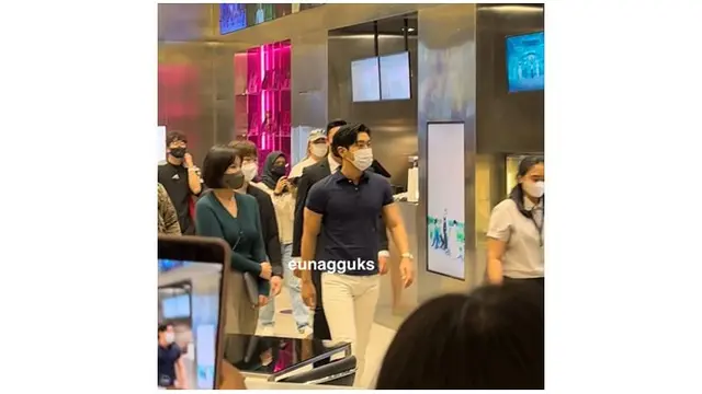 9 Momen Siwon Super Junior Kunjungi Kwangya Store Jakarta, Sempat Jajanin Anak Kecil