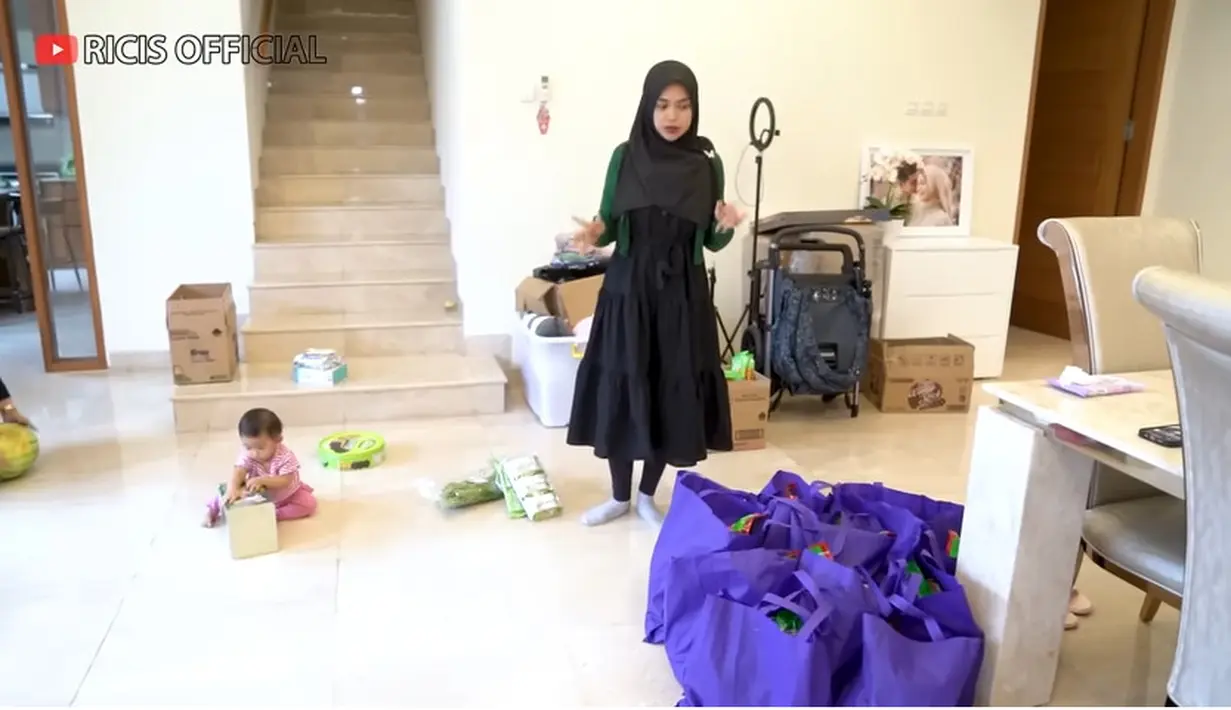 Beberapa kantong biru yang akan dibagikan bagi masyarakat yang membutuhkan. "Jadi sembakonya ini kita berisikan beras, gula, teh, ini ada minuman untuk sarapan. Pokoknya ini all green ya guys," kata Ricis dilansir dari kanal Youtubenya. [Youtube/Ricis Official]