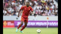 Bek AS Roma, Evan Ndicka menguasai bola saat menghadapi Toulouse pada laga uji coba pramusim 2023/2024 di TFC Stadium, Toulouse (6/8/2023). Evan Ndicka asal Pantai Gading didatangkan AS Roma pada awal musim 2023/2024 dari Eintracht Frankfurt dengan status bebas transfer. Terikat kontrak selama 5 tahun hingga 30 Juni 2028, ia diplot untuk menggantikan posisi Roger Ibanez yang hengkang ke Liga Arab Saudi bersama Al Ahli. (AFP/Charly Triballeau)