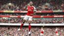 Penyerang Arsenal, Theo Walcott, merayakan gol yang dicetaknya ke gawang Swansea pada laga Premier League di Stadion Emirates, London, Sabtu (15/10/2016). Arsenal menang 3-2 atas Swansea. (Reuters/John Sibley)