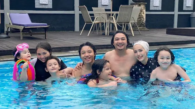 6 Potret Kebersamaan Saskia Chadwick dan Adelia Pasha, Bak Kakak Adik