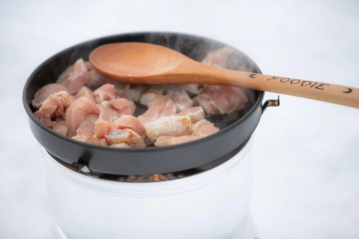 Daging ayam yang sedang dimasak (Foto Dok: Freepik/EyeEm)