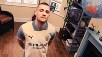 Gelandang Manchester City,&nbsp;Mateo Kovacic, mengenakan jersey keempat tim yang terinspirasi dari album Oasis berjudul&nbsp;Definitely Maybe. (Bola.com/Manchester City)