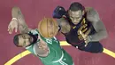 LeBron James (kanan) melakukan lay up saat diadang pemain Boston Celtics, Marcus Morris pada gim keempat final Wilayah Timur NBA basketball di Quicken Loans Arena (21/5/2018). Cavaliers menang 111-102. (AP/Tony Dejak)