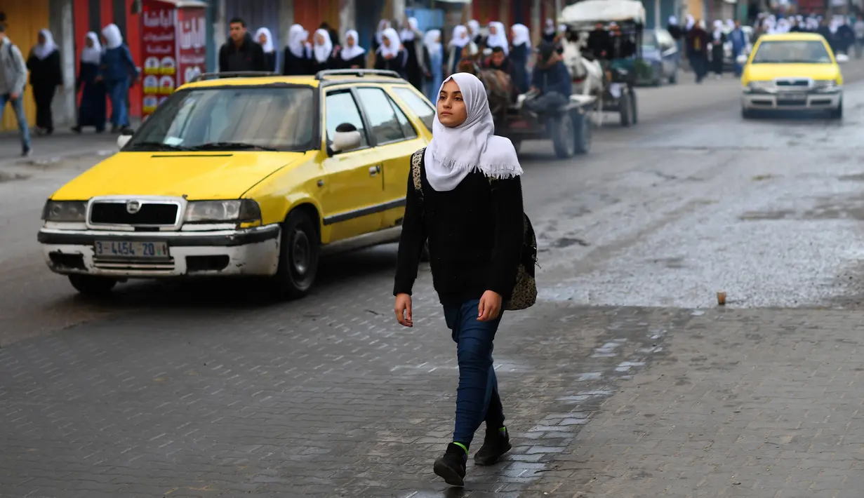 Anak-anak menuju sekolah di Gaza, (18/2). Jalanan penuh anak-anak sebelum jam 7 pagi. Tahun 2017, Badan Pusat Statistik Palestina melaporkan lebih dari 40 persen warga Gaza berusia di bawah 15 tahun. Hanya 3,3 persen warga Palestina berusia di atas 15 tahun yang buta huruf. (Reuters/Dylan Martinez)