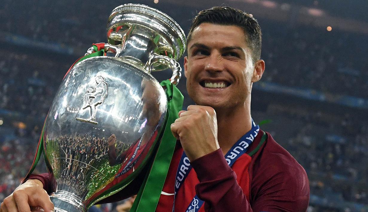 JULI - Cristiano Ronaldo dkk berhasil mengantar Portugal keluar sebagai juara Piala Eropa 2016 setelah mengalahkan tuan rumah, Prancis, 1-0, lewat perpanjangan waktu. Ini adalah gelar pertama Portugal di ajang internasional. (AFP/Francisco Leong)