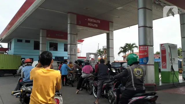 Pertalite Batal Naik, Antrean Pengisian BBM Subsidi Masih Terjadi