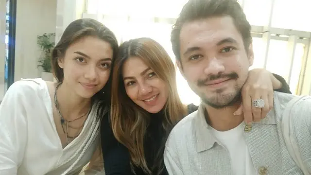 6 Potret Kompaknya Angela Gilsha dan Ibunda yang Jarang Tersorot