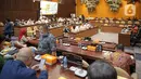 Suasana saat Menteri Pekerjaan Umum dan Perumahan Rakyat (PUPR) Basuki Hadimuljono mengikuti rapat kerja bersama Komisi V DPR RI di Kompleks Parlemen, Senayan, Jakarta, Selasa (17/1/2023). Rapat tersebut membahas tentang pembahasan program-program Kementerian PUPR tahun 2023 dan evaluasi pelaksanaan anggaran tahun 2022. (Liputan6.com/Faizal Fanani)