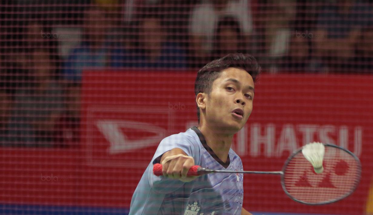 Anthony Ginting mencoba mengembalikan kok ke arah Chen Long  pada perempatfinal Daihatsu Indonesia Master 2018 di Istora Senayan, Kamis (26/1/2018). Ginting menang 21-11 16-21 21-18. (Bola.com/Nick Hanoatubun)
