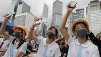 Siswa sekolah saat mengikuti aksi protes RUU anti-ekstradisi di Hong Kong (2/9/2019). Gerakan anti-pemerintah yang menuntut demokrasi dan penyelidikan independen atas brutalitas polisi ini diuji setelah liburan musim panas di daerah otonomi khusus China itu berakhir. (AP Photo/Kin Cheung)
