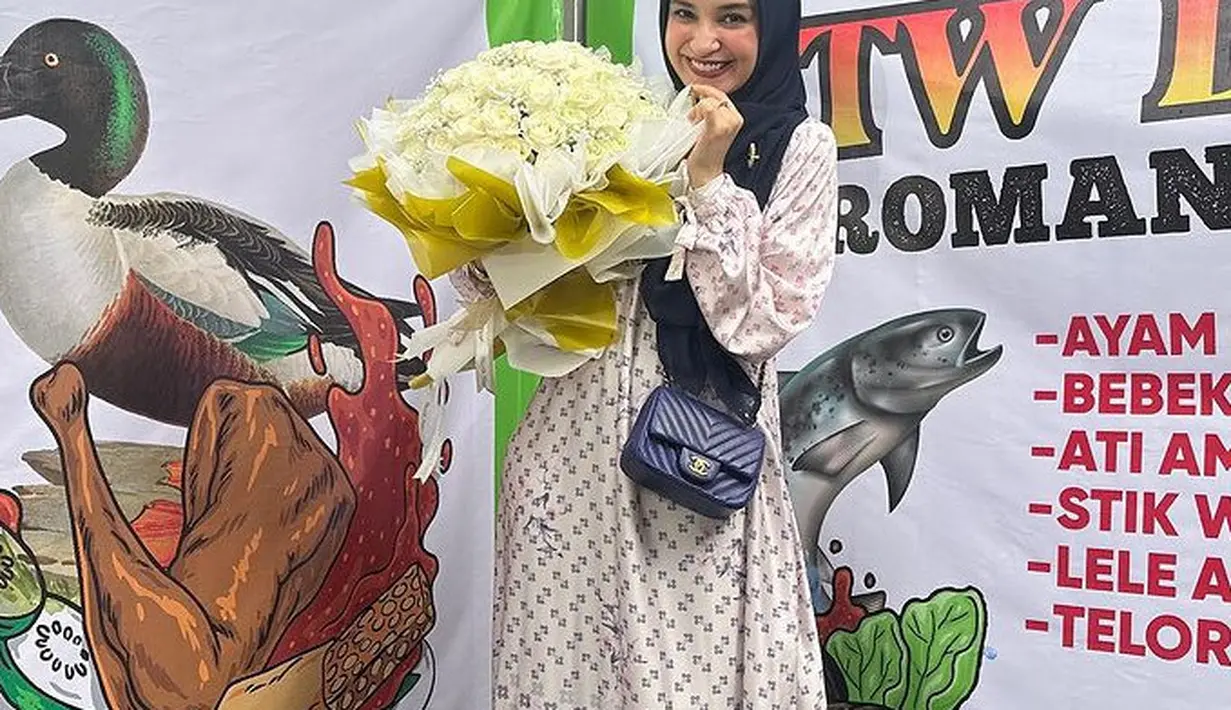 Shireen tampil dengan gamis bermotif warna putih dipadukan sling bag chanel hitam yang serasi dengan kerudung hitamnya. Sambil membawa buket bunga mawar. [@shireensungkar]