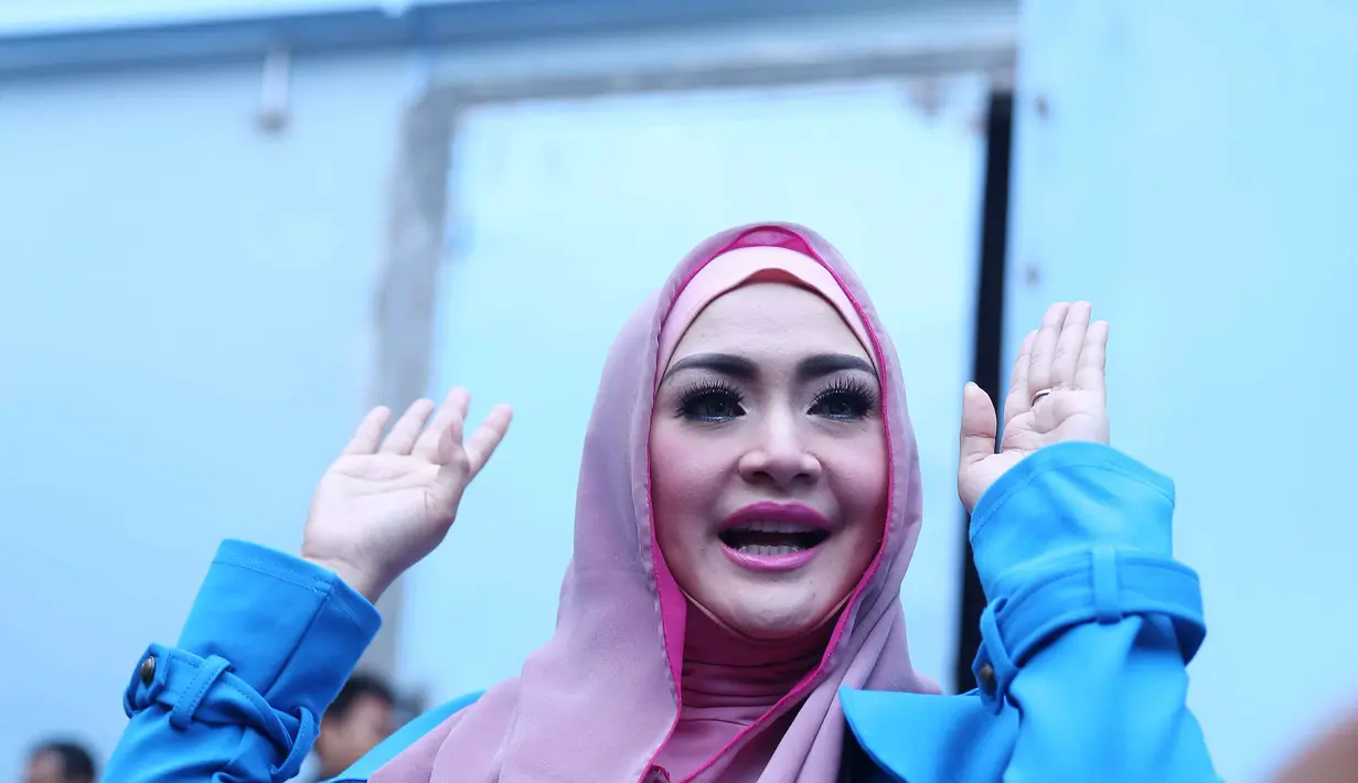 Tak lama setelah kabar pernikahan ini membuat gempar, barulah Indra Bruggman memberikan bantahan. Berawal dari hal itu Eddies pun memilih untuk menarik diri dan tak ingin ikut campur masalah sahabatnya tersebut. (Nurwahyunan/Bintang.com)