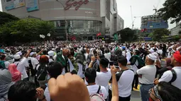 Ribuan pengunjuk rasa berkumpul untuk rapat umum di dekat masjid untuk memprotes langkah pemerintah untuk menarik rencana untuk meratifikasi konvensi anti-diskriminasi PBB, yang disebut ICERD di Kuala Lumpur, Malaysia (8/12). (AP Photo/Vincent Thian)