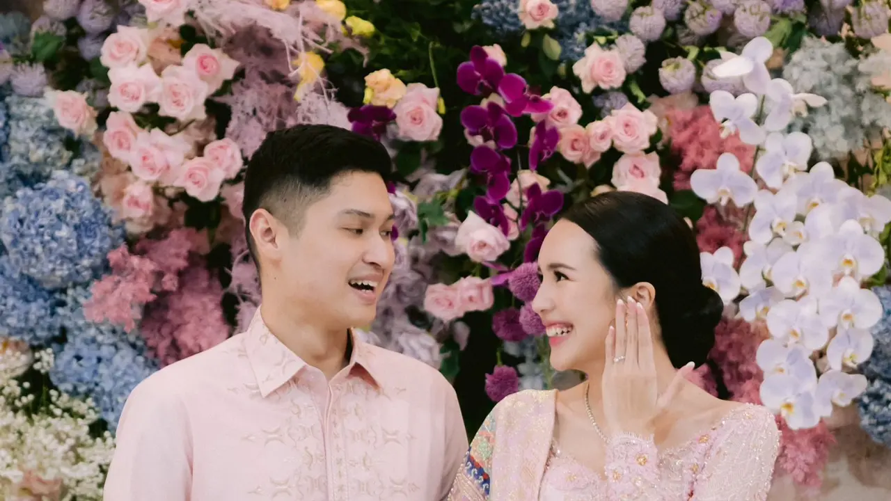 Momen lamaran Rizky Natakusumah dan Beby Tsabina. [Foto: Bridestory]
