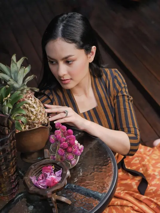 Aktis berusia 26 tahun ini beberapa kali beradu akting dengan Giorgino Abraham. Seperti dalam film Tersanjung, dan mini seri berjudul Turn On yang saat ini masih tayang. Adu akting keduanya pun kerap jadi sorotan. (Liputan6.com/IG/clarabernadeth)