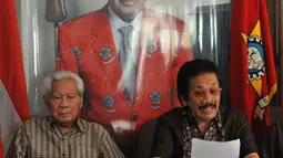Suhardiman dan Ketua Pusat Koordinator Eksponen Ormas Tri Karya Golkar (EO-TKG) Zainal Bintang mengatakan penundaan Munas Golkar bertentangan dengan AD/ART Golkar, Jakarta, Selasa (2/9/2014) (Liputan6.com/Johan Tallo)