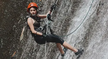 Bukan wanita manja, wanita 29 tahun ini lebih suka berpetualang dengan menjelajah alam bebas.  Salah satunya saat menelusuri Jurug Terbang di Trenggalek, Jawa Timur. Meski jalurnya cukup ekstrim, namun perempuan eksotis ini terlihat sangat menikmati momen tersebut.  (Liputan6.com/IG/delladartyan)