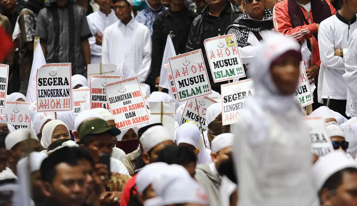 Massa yang mayoritas mengenakan pakaian putih itu membawa spanduk berisi tuntutan agar Ahok mundur, Jakarta, Senin (1/12/2014). (Liputan6.com/Faizal Fanani) 