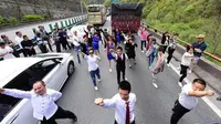 Tarian yang dilakukan mirip dalam adegan pembuka film La La Land di jalan bebas hambatan di Xi’an, China. (Shanghaiist)