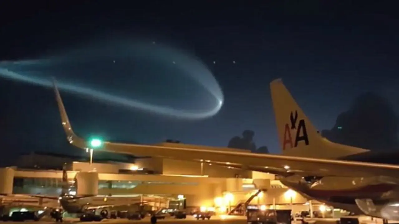 Penampakan cahaya aneh di langit Florida