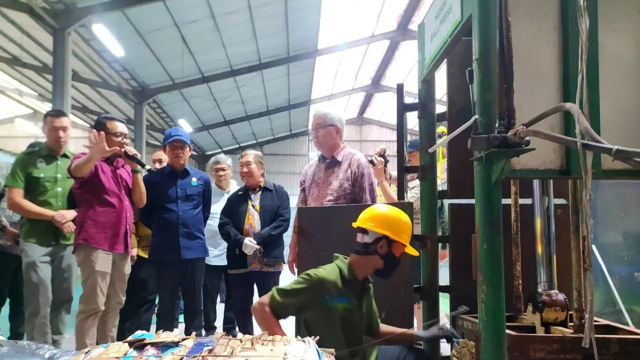 Menteri Lingkungan Hidup Menteri Lingkungan Hidup Hanif Faisol Nurofiq (topi biru) (Istimewa)
