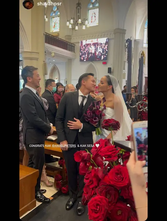 Angel Pieters baru saja menikah dengan pria bernama Andreas Paramawidya Wisesa di Gereja Katolik Santo Laurensius, Tangerang tanggal 30 Januari 2023. (FOTO:  Instagram Stories Angel Pieters @angelpieters/)