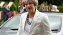 PM Inggris Theresa May tiba di TPS Kota Maidenhead untuk memberikan suaranya dalam pemilu Inggris, Kamis (8/6). Sebanyak 650 anggota parlemen Westminster akan dipilih, dengan sekitar 46,9 juta orang terdaftar untuk memilih. (AP Photo/Alastair Grant)