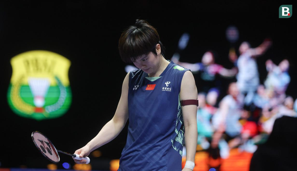 Tunggal putri China, Wang Zhi Yi, tertunduk lesu setelah ditaklukkan wakil Korea Selatan An Se Young pada final Indonesia Open 2025 di Istora Senayan, Jakarta, Minggu, 8 Juni 2025.  (Bola.com/M Iqbal Ichsan)