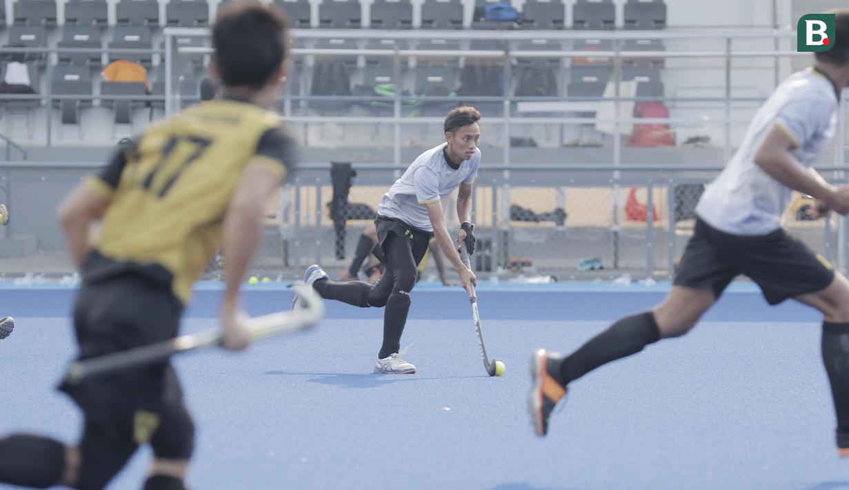 Atlet timnas hoki, Abdullah Jihad, saat latihan di Lapangan Hoki, GBK, Jakarta, Jumat (7/4/2018). Latihan tersebut untuk persiapan jelang Asiang Games 2018. (Bola.com/M Iqbal Ichsan)