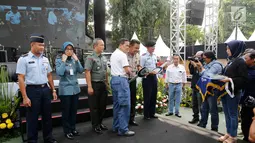 Dirut Asabri Sonny Widjaja memberi kunci kendaraan secara simbolis saat HUT ke-47 Asabri, Jakarta, Jumat (3/8). Asabri berbagi dengan pesertanya melalui  pemberian bantuan 4 unit ambulance dan bantuan untuk anak yatim piatu. (Liputan6.com/Pool/Asabri)