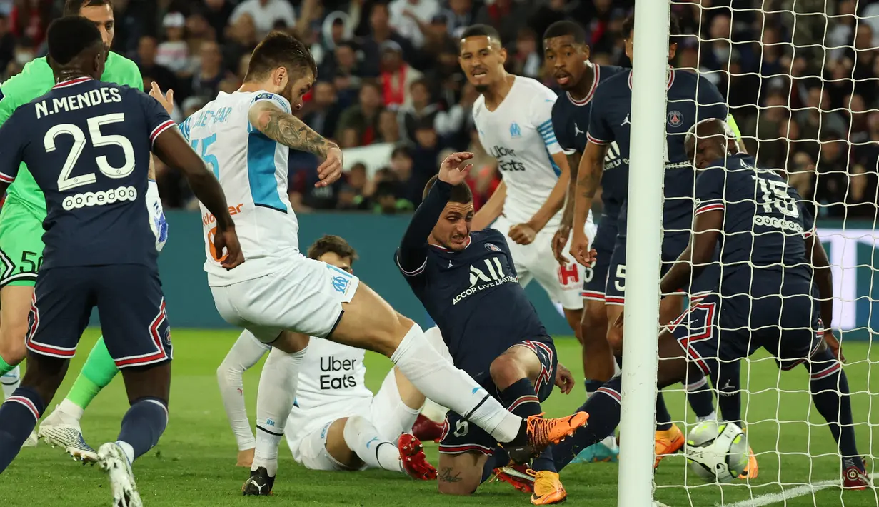 Marseille berhasil menyamakan skor 1-1 pada menit ke-31 melalui Duje Caleta-Car. Gol berawal dari skema sepak pojok yang gagal diantisipasi Gianluigi Donnarumma hingga tercipta kemelut yang dapat dimanfaatkan bek Marseille tersebut. (AFP/Thomas Coex)