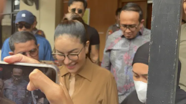 Artis Nikita Mirzani dan asistennya, Mail Syahputra alias IM diserahkan ke Kejaksaan Negeri Jakarta Selatan pada Kamis (5/6/2025).
