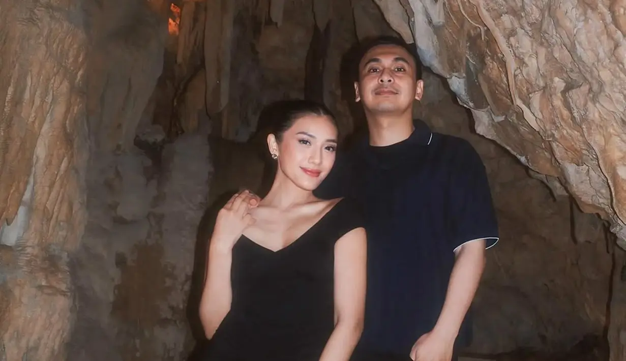 Goa tersebut memang didesain sedemikian rupa sehingga tampak estetik. Sudah 6 tahun menikah dan dikaruniai dua buah hati, namun kebersamaan Raditya Dika dan Anissa Aziza bak pasangan ABG. Dalam momen liburan akhir tahun di Bali ini, pasangan ini membawa dua buah hatinya. Meski ajak buah hati, namun pasangan ini tetap dapat menikmati momen berdua. (Liputan6.com/IG/@anissaaziza)