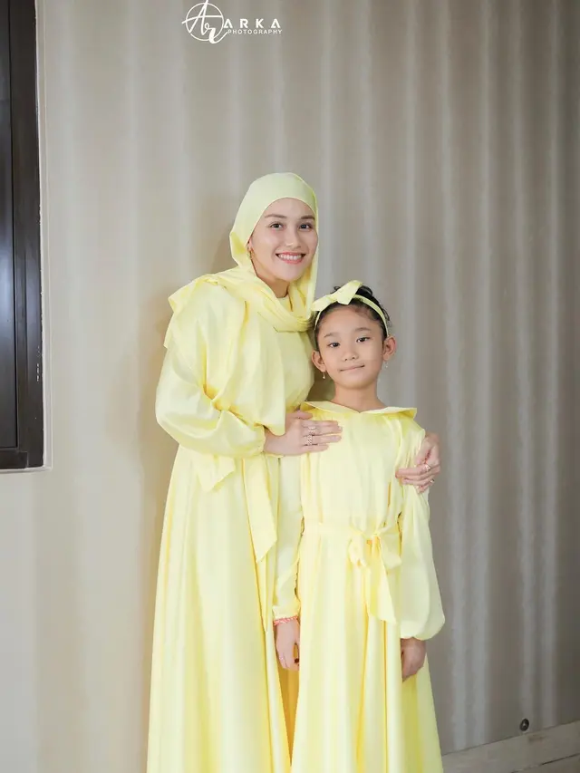 Ayu Ting Ting dan keluarga tampil dengan busana kuning dalam akikah Sumehra (Foto: Instagram @arka_photographyy via @ayutingting92)