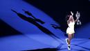 Serena Williams dengan trofi juara Australia Terbuka 2015. (AP Photo/Lee Jin-man)