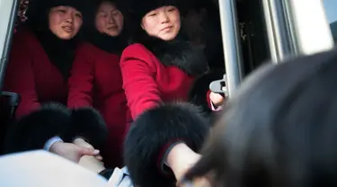 Para pemain tim hoki wanita Korea Utara meraih tangan rekan mereka asal Korea Selatan saat akan kembali ke negaranya usai mengikuti Olimpiade Pyeongchang di Olympic Village, Gangneung, Korea Selatan, Senin (26/2). (Yun Dong-jin/Yonhap via AP)