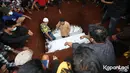 Pihak keluarga sepertinya tak ingin memisahkan keduanya yang selama ini dikenal saling mencinta dan membutuhkan. Peti jenazah Bibi diturunkan terlebih dahulu sebelum sang istri menyusulnya. (Kapanlagi.com/Budi Santoso)