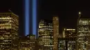 Penampakan sinar biru ‘Tribune in Light’ untuk memperingati serangan 9/11 menyinari Kota New York, Minggu (10/9). Menurut tim khusus investigasi 9/11, sekitar 3.000 korban tewas dalam peristiwa ini. (AP Photo/Mark Lennihan)