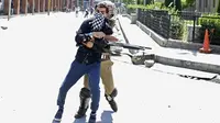 Bentrokan terjadi antara kelompok pemberontak dengan pihak kepolisian India (AFP)