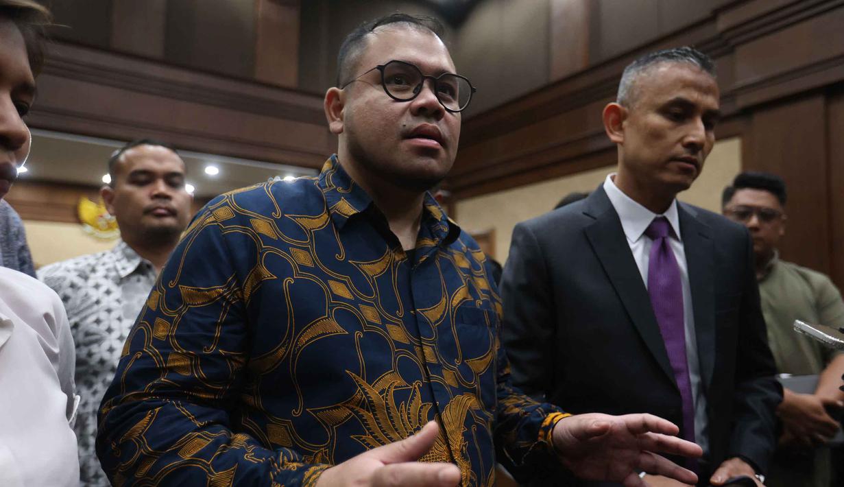 Vonis ini jauh lebih rendah dari tuntutan Jaksa Penuntut Umum (JPU) sebelumnya, ialah 15 tahun penjara. Tampak dalam foto, mantan konsultan teknologi Kementerian Pendidikan, Kebudayaan, Riset, dan Teknologi (Kemendikbudristek), Ibrahim Arief alias Ibam (kiri) usai mengikuti sidang pembacaan putusan di Pengadilan Negeri Jakarta Pusat, Selasa (12/5/2026). (Kapanlagi.com/Budy Santoso)