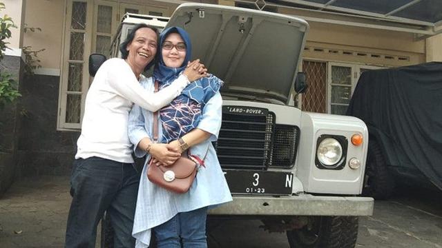 Kembali Dikaruniai Anak di Usia 54 Tahun, Ini 7 Potret Mesra Mandra dan Istri